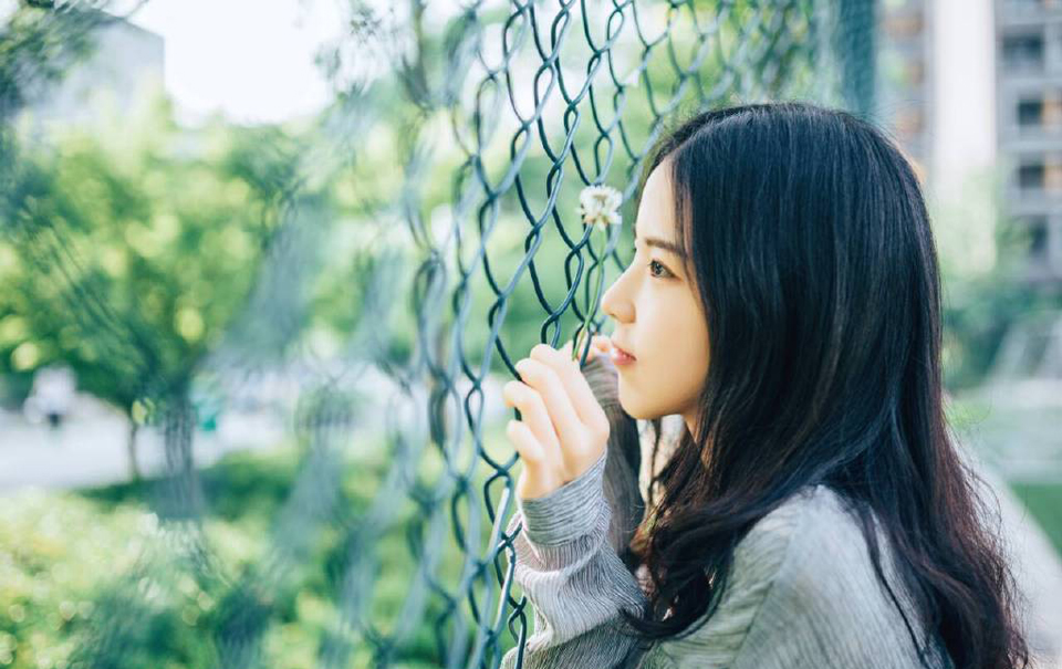 “还打个屁。”庞统翻了翻白眼道：“等着，刘璝应该很快就回来了，我要亲自去一趟阆中，说服张任他们倒戈。”从这里去阆中大营一路上关卡重重，要过关卡，路上花的时间未必就比刘璝从成都过来短，因此在收到消息的时候，庞统就已经决定要出发。